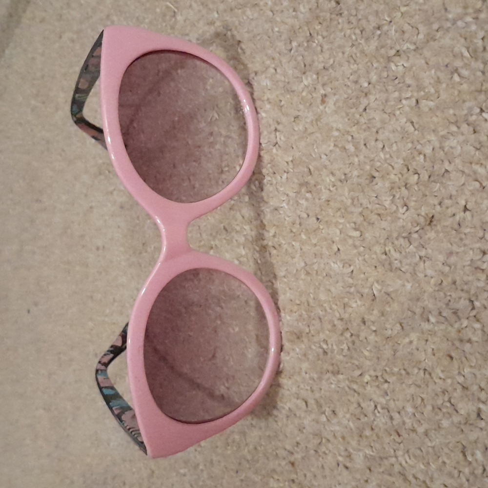 FREE WITH PURCHASE SUNGLASSES